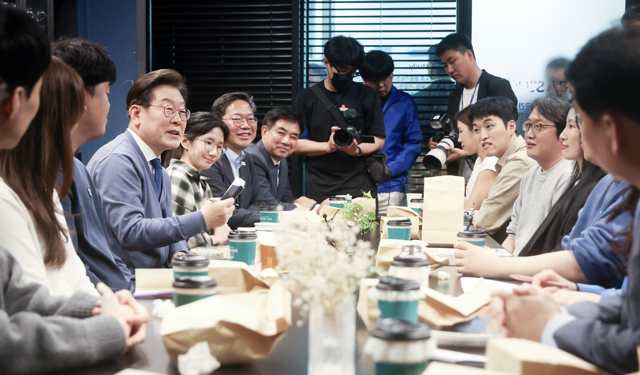 이재명 대통령이 더불어민주당 대선 후보 시절 경기도 성남시 분당구(판교) 한 오피스텔에서 IT개발자들과 간담회하는 모습 [헤럴드경제DB]