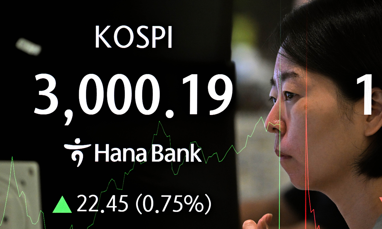 20일 코스피 지수가 개인의 매수세에 힘입어 3000선을 돌파했다. 이날 오전 서울 중구 하나은행 딜링룸 전광판에 코스피 지수가 오전 10시 53분 기준 전 거래일보다 22.45포인트 오른 3000.19포인트를 나타내고 있다. 사진은 다중노출 합성 촬영. 임세준 기자
