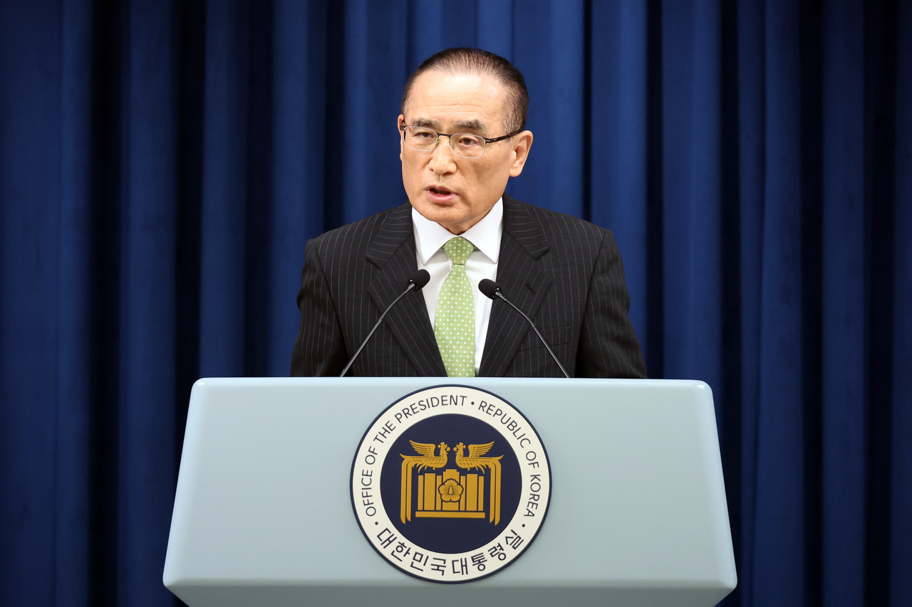National Security Adviser Wi Sung-lac briefs reporters on President Lee Jae Myung's impending visit to Canada to attend the Group of Seven summit at the presidential office in Seoul's Yongsan district on June 15. (Yonhap)