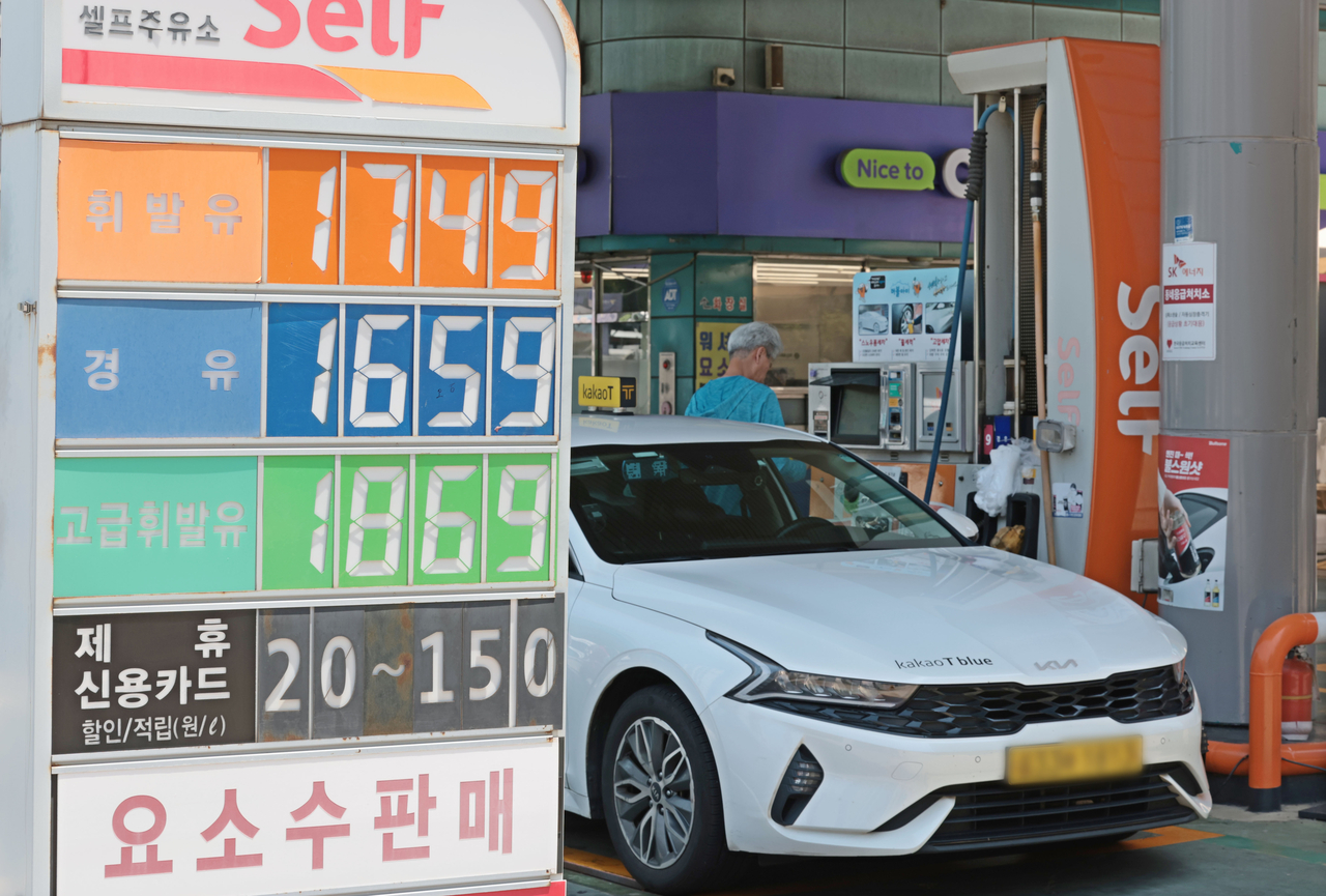 Gasoline and diesel prices are displayed at a gas station in Seoul on Sunday (Yonhap)