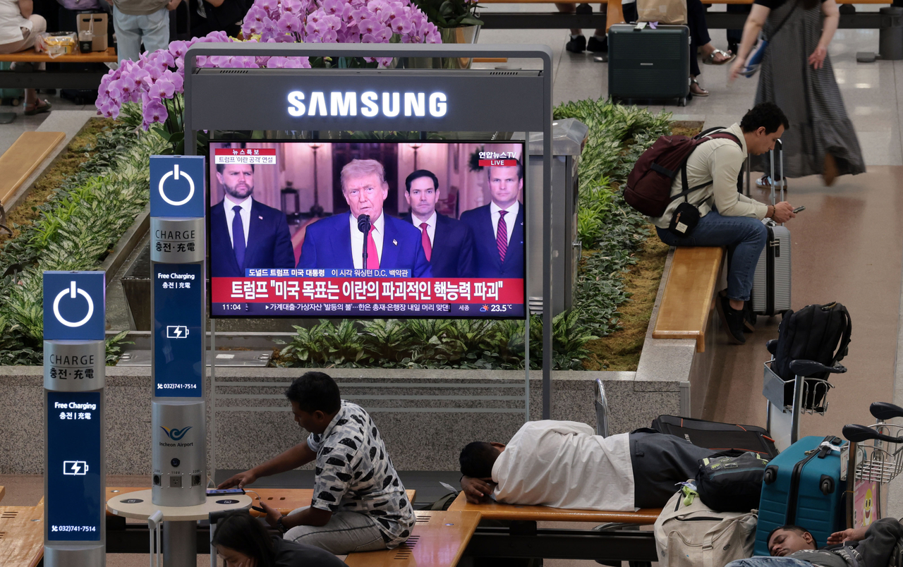 A television at Incheon International Airport, west of Seoul, shows US President Donald Trump delivering a national address on the US strikes against Iran’s nuclear facilities, Sunday. (Yonhap)