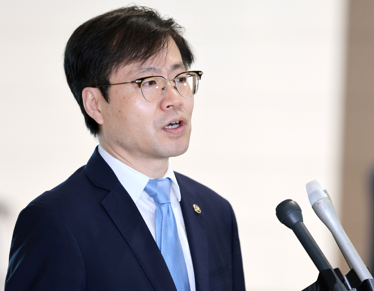 South Korean Trade Minister Yeo Han-koo answers reporters' questions before he departs for Washington from Incheon Airport on Sunday. (Yonhap)