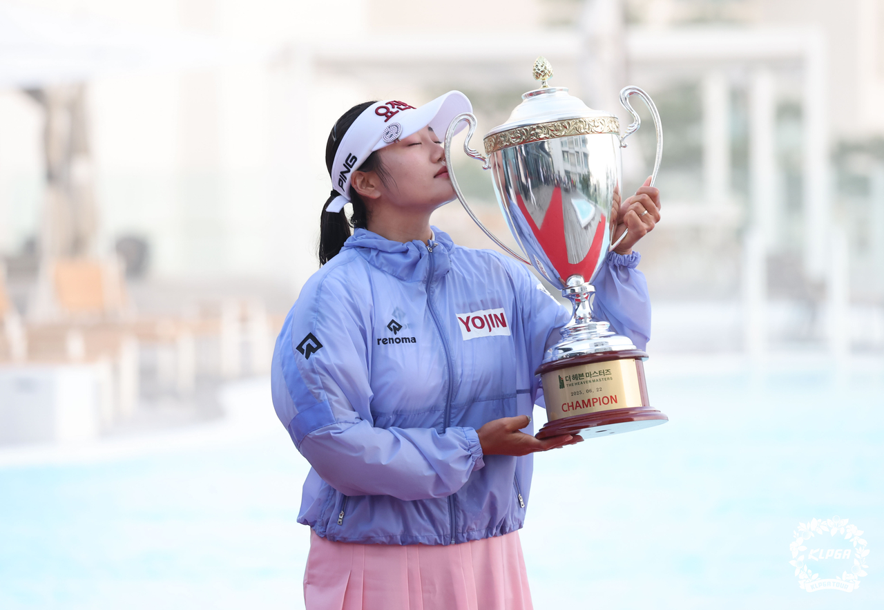 우승 트로피에 입맞추고 있는 토토사이트 번호 차단. [사진=KLPGA]