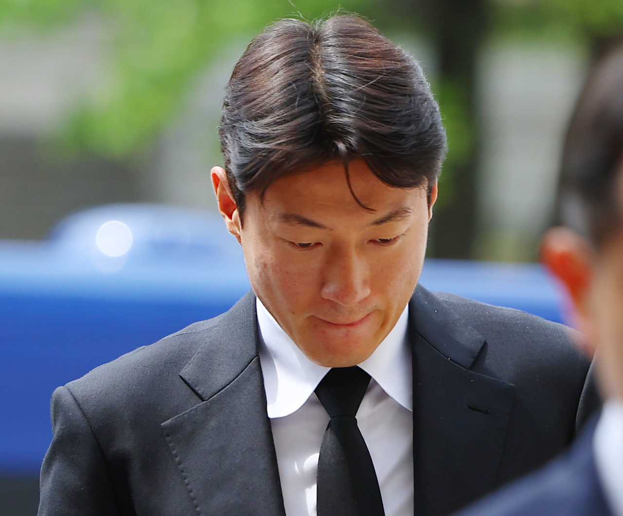 불법 촬영 혐의로 1심에서 징역 1년에 집행유예 2년을 선고받은 축구선수 무신사 토토사이트가 19일 서울 서초구 서울고등법원에서 열린 2심 첫 공판에 출석하고 있다. [연합]
