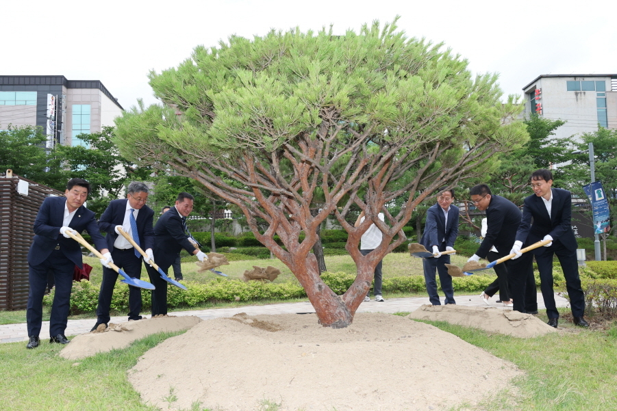 포항시는 지난 20일 자매도시인 중국 지린성 훈춘시와 자매결연 30주년을 기념하며 포항철길숲에 양 도시의 우정을 상징하는 기념식수를 진행했다 [포항시 제공]