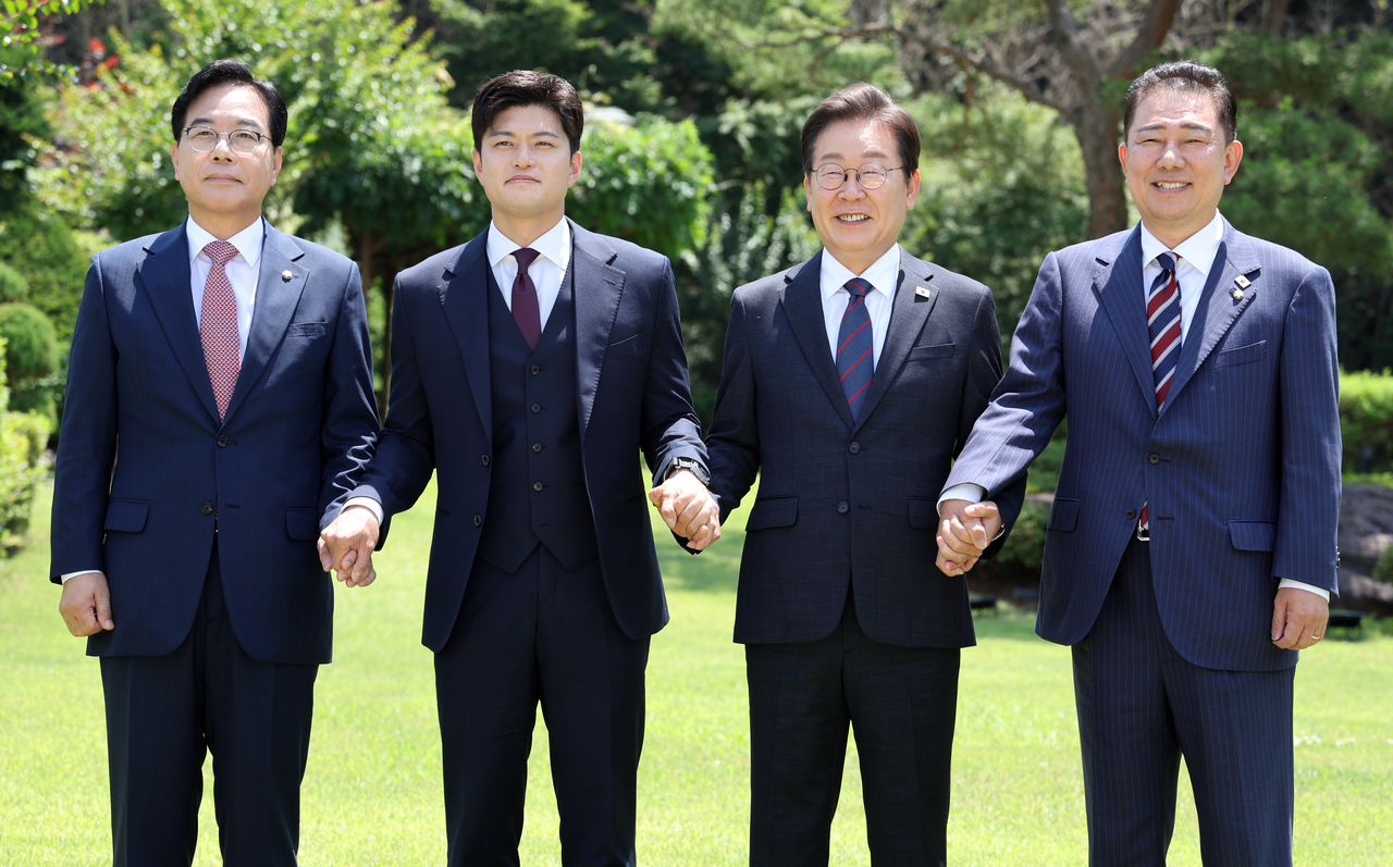 From left: Rep. Song Eon-seog, floor leader of the People Power Party; Rep. Kim Yong-tae, interim chief of the People Power Party; President Lee Jae Myung; and Rep. Kim Byung-kee, floor leader of the Democratic Party of Korea, pose for a photo before the lunch meeting Sunday at Lee's official residence in Yongsan-gu, Seoul. (Yonhap)
