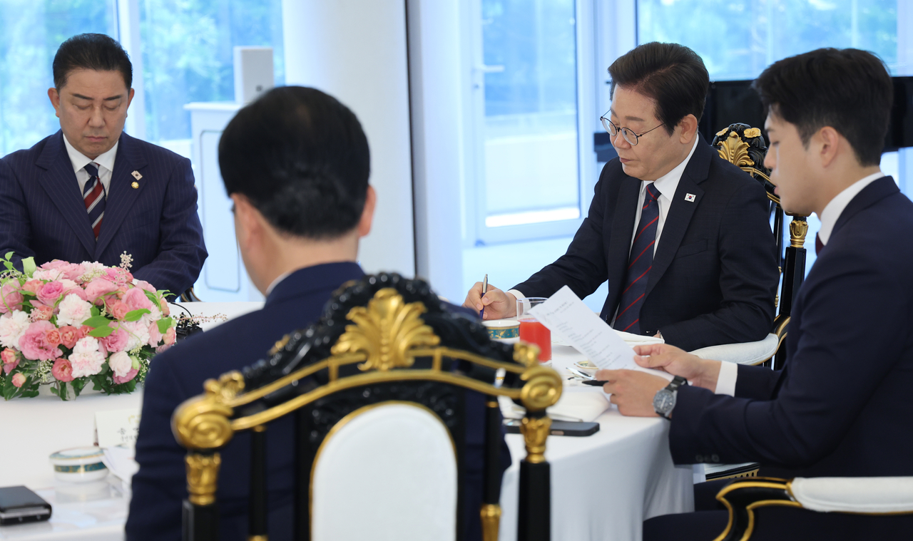 President Lee Jae Myung (second from right) holds a lunch meeting with bipartisan delegations at Lee's official residence in Seoul Sunday. (Yonhap)