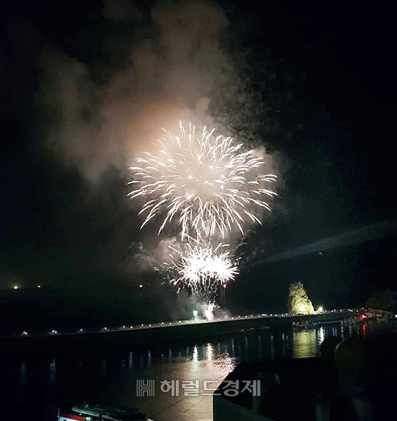 울릉도 바다에서 펼쳐지는 불꽃놀이[헤럴드 DB]