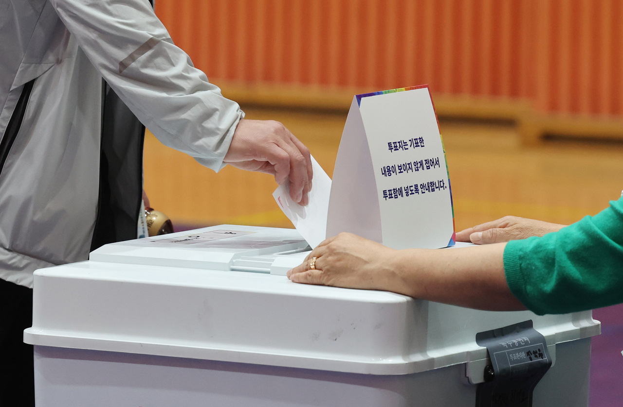 제21대 대통령 bet365 토토사이트일인 6월 3일 울산시 남구 신정중학교 체육관에 마련된 옥동 제3투표소에서 유권자가 투표하고 있다. [연합]