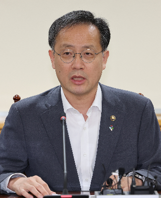 Acting Finance Minister Lee Hyoung-il presides over a meeting on macroeconomic trends and risks at the government complex in Seoul on  Monday. (Yonhap)