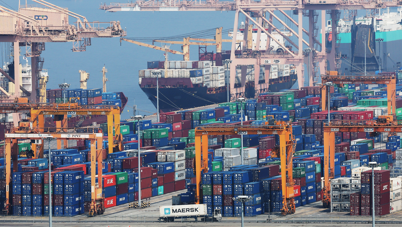 Containers are waiting to be shipped for exports at a port in Pyeongtaek, about 65 kilometers south of Seoul, on June 1. (Yonhap)