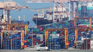 S. Korea's exports shrink 1% in January-May amid US tariffs, Mideast tensions