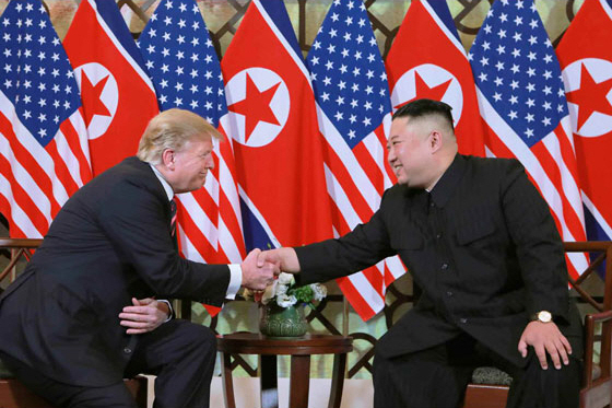 김정은 토토사이트 펫 국무위원장과 도널드 트럼프 미국 대통령이 트럼프 1기 행정부였던 지난 2019년 2월 베트남 하노이에서 만나 악수를 나누고 있다. [평양 노동신문=뉴스1]