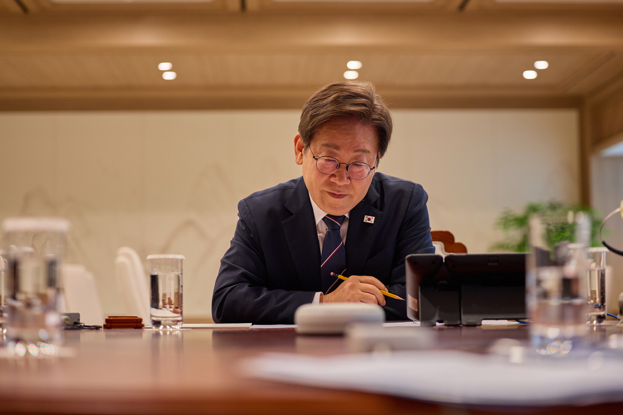 President Lee Jae Myung speaks with Indonesian President Prabowo Subianto via Bluetooth speaker at the Presidential Office in Yongsan on Monday. (Presidential office)