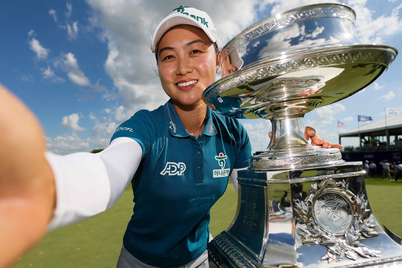 우승 트로피를 들고 셀카를 찍고 있는 페가수스 토토. [사진=LPGA]