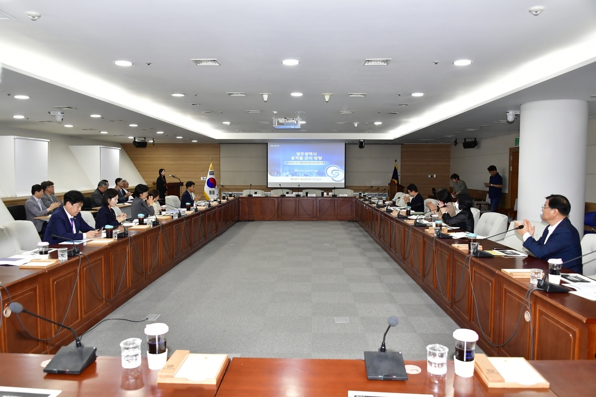 광주시의회는 23일 시의회 대회의실에서 ‘도시계획 조례 개정(주거 투게더토토 상향) 관련 현안 토론회’를 개최했다.