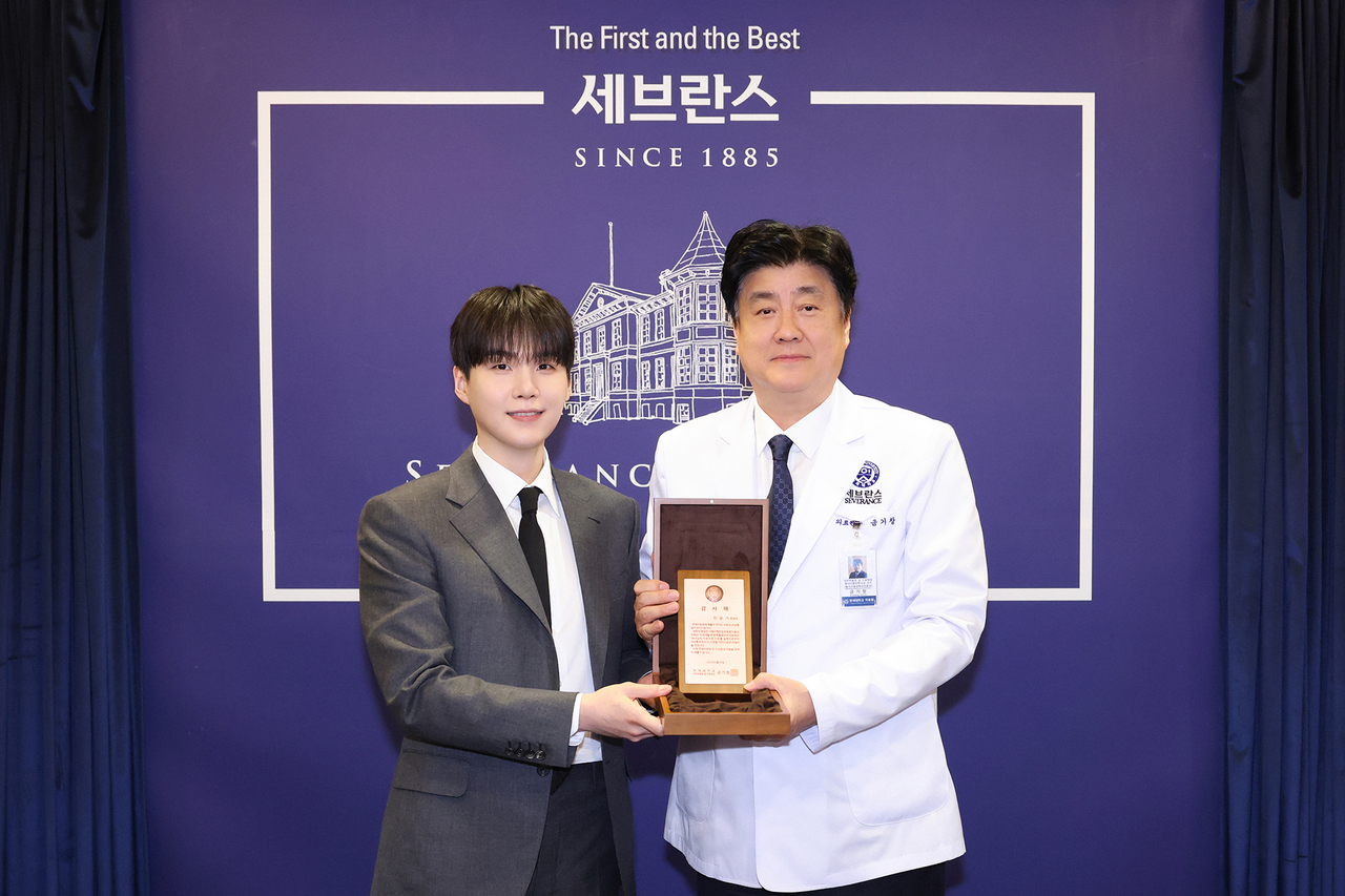 금기창 연세의료원장과 프리미엄 토토가 기념 사진을 촬영하고 있다