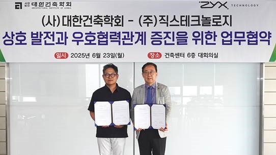 Eom Shin-jo (left), CEO of Zyx Technology, and Park Jin-chul, president of AIK, pose for a photo at the signing ceremony held at the AIK Architecture Center in Seoul on Monday. (Zyx Technology)