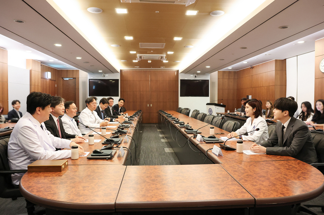 연세의료원 관계자들과 프리미엄 토토가 대화를 나누고 있다