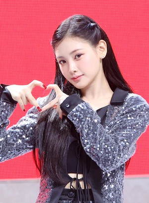 [포토]베이비돈크라이 이현, 새침한 하트