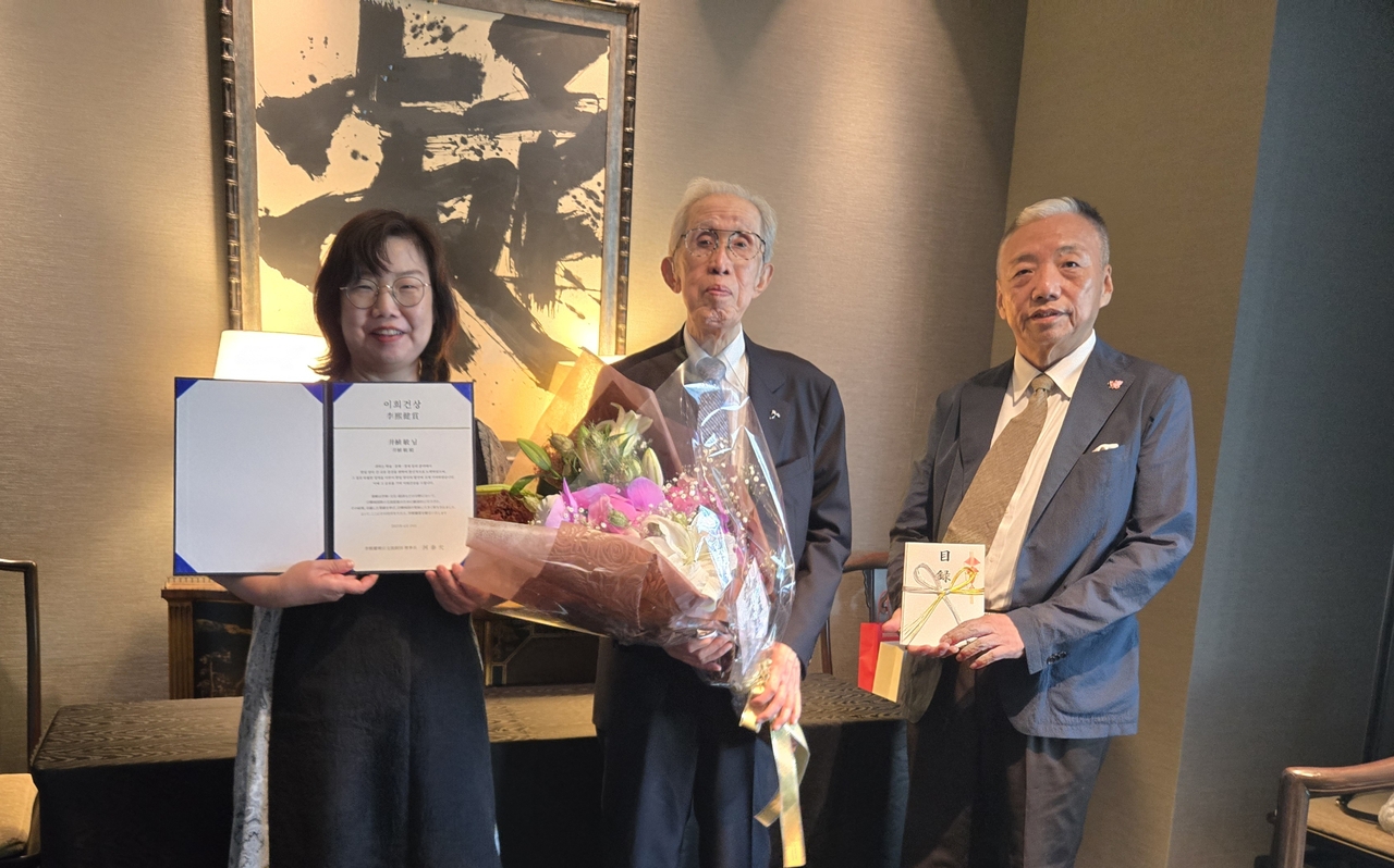 이훈(왼쪽부터) 재단법인 무신사 토토사이트 한일교류재단 고문, 이우에 사토시 전 산요전기 회장, 이경재 무신사 토토사이트 한일교류재단 이사가 시상식에서 기념촬영하고 있다.  [신한금융그룹 제공]