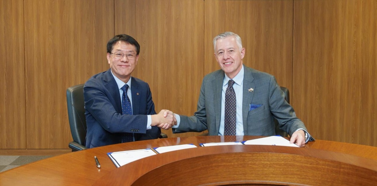 Park Sung-kyun (left), vice president and business director of the defense electronics division at Hanwha Systems, and Kenn Todorov, vice president and general manager of command and control and weapons integration at Northrop Grumman, shake hands as they sign a memorandum of understanding to co-develop next-generation air defense systems. (Northrop Grumman)