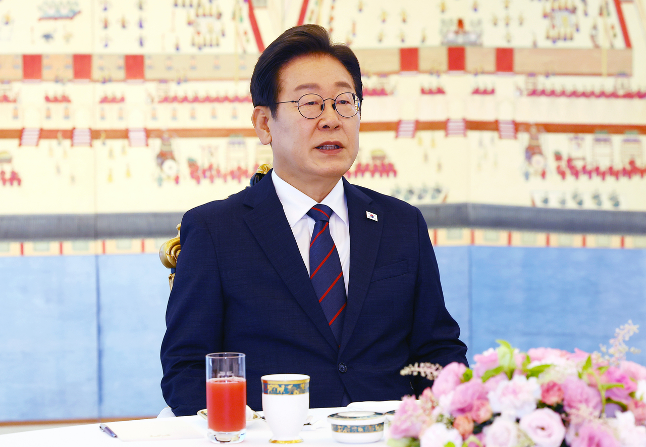 President Lee Jae Myung speaks during a meeting with leaders of the ruling Democratic Party and the main opposition People Power Party at the presidential residence in Seoul on Sunday. (Yonhap)