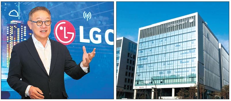 LG CNS 컨소시엄이 기술 점수에서 삼성SDS-KT 컨소시엄을 따돌리고, 경기도교육청의 ‘번화가 토토사이트-데이터 중심의 경기교육 디지털 플랫폼’ 사업 우선협상대상자로 선정됐다. 사진은 LG CNS의 현신균(왼쪽) 사장과 서울 강서구 사옥  [LG CNS 제공]
