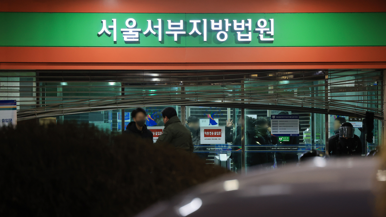 내란 우두머리 혐의를 받는 윤석열 전 대통령의 구속영장이 발부됐던 지난 1월 19일 오전 서울 마포구 서울서부지방법원 정문 셔터가 윤 전 대통령 지지자들의 난동으로 파손돼 있다. [연합]