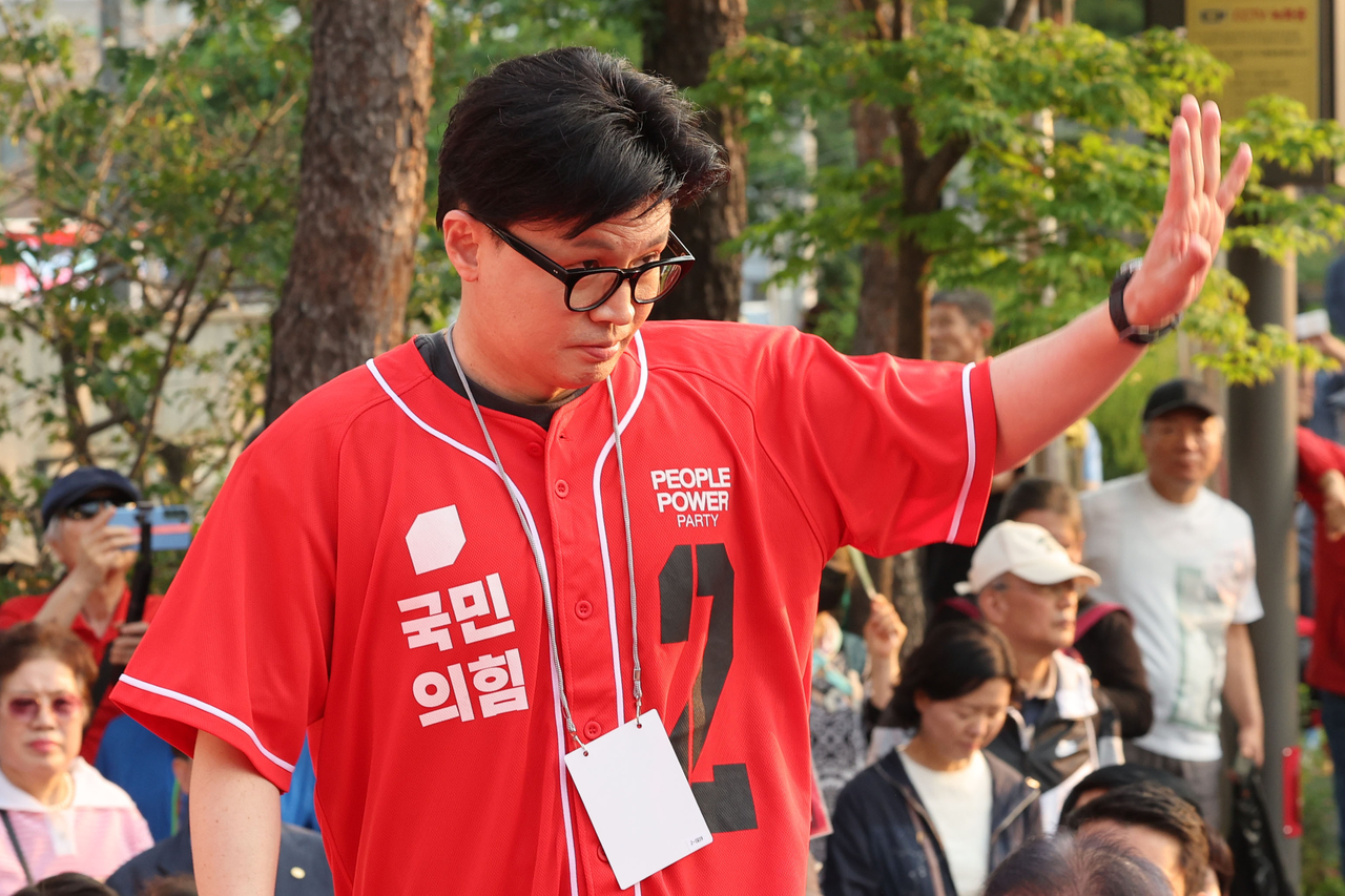 한동훈 전 국민의힘 대표가 지난달 26일 서울 도봉구 방학사거리에서 열린 김문수 당시 대선후보 집중 유세에서 김 후보 지지를 호소하고 있다. [공동취재]