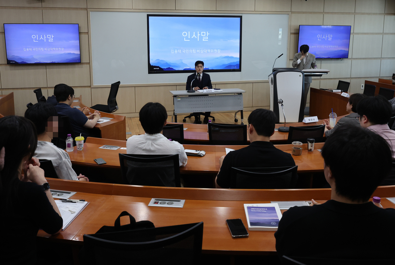 김용태 국민의힘 비상대책위원장이 22일 서울 성북구 고려대학교 의과대학 문숙의학관에서 ‘전공의·보스토토들에게 듣는 의료대란 해결 방안’을 주제로 대한의료정책학교가 주최한 대담에서 인사말을 하고 있다. [연합]