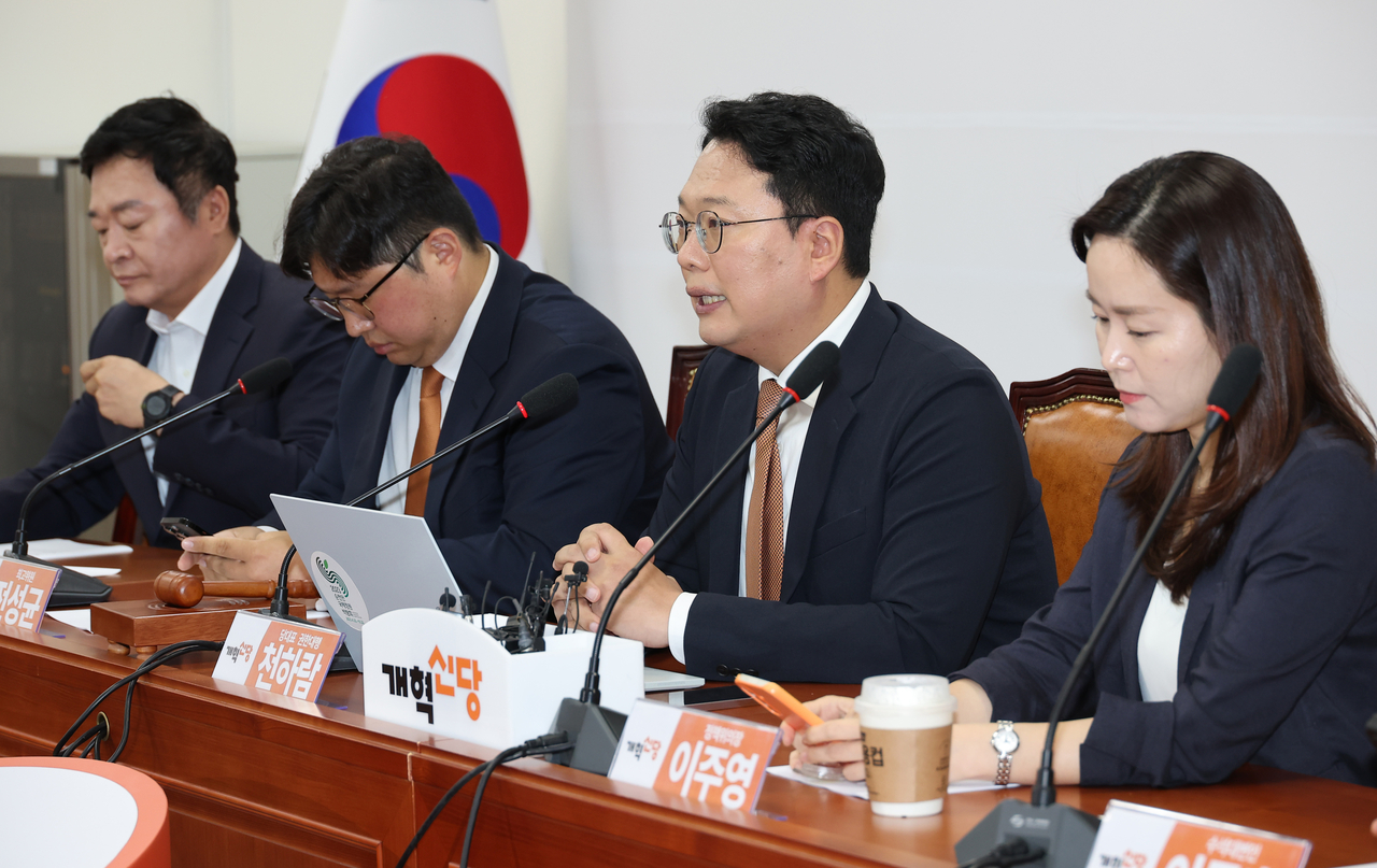 천하람 개혁신당 원내대표 겸 당대표 권한대행이 23일 국회에서 열린 최고위원회의에서 발언하고 해외 토토사이트 운영. [연합]