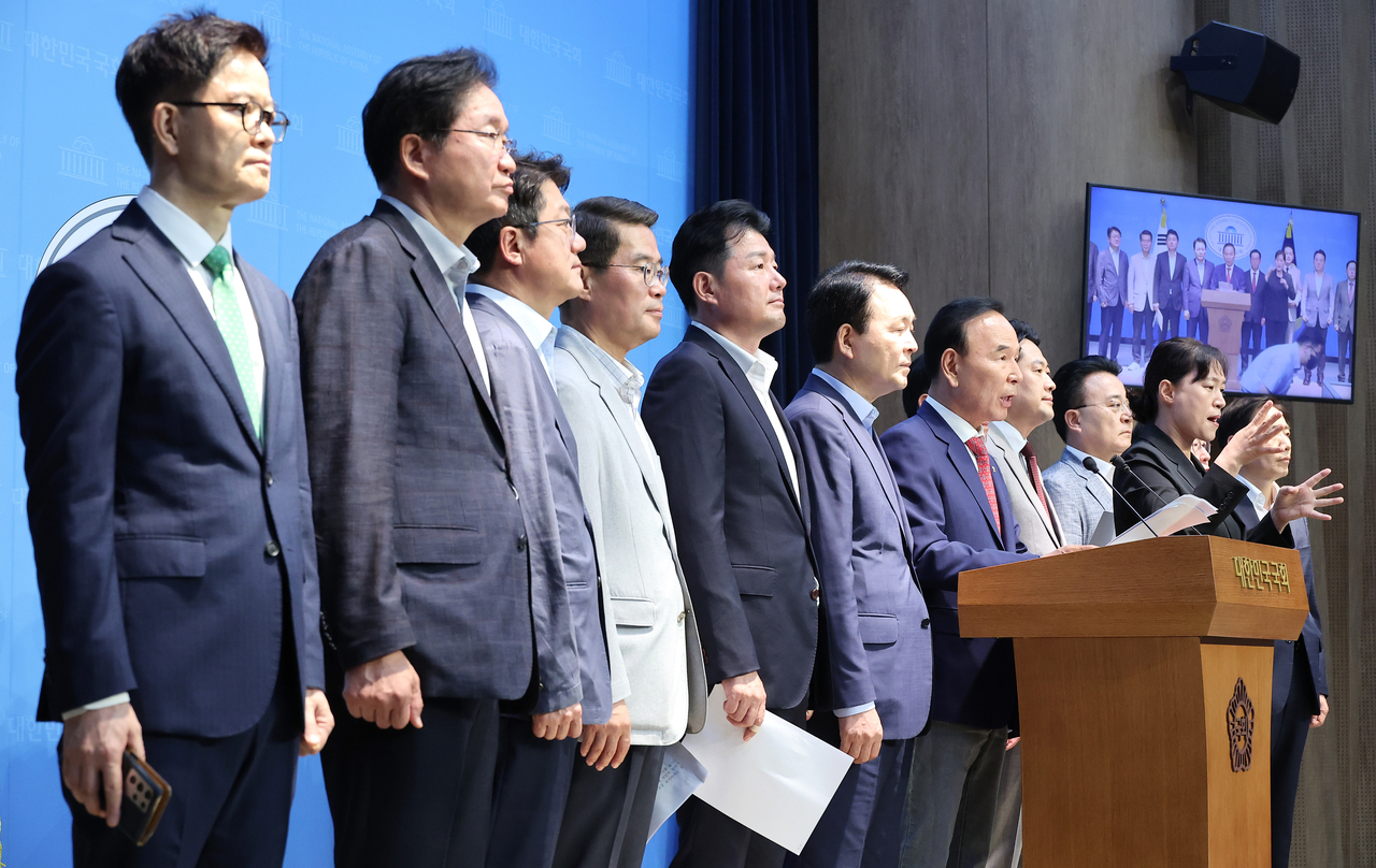 박덕흠, 성일종 국민의힘 의원 등 충청권 의원 및 당협위원장들이 23일 국회에서 해양수산부 부산 토토사이트 추천을 반대하는 성명서를 발표하고 있다. [연합]