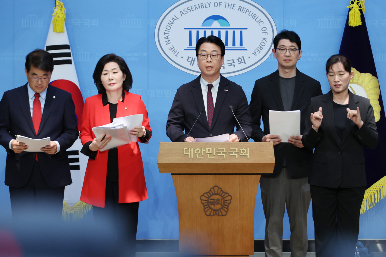 국민의힘 국무총리 인사청문특위 위원인 배준영·김희정·곽규택·주진우 의원이 23일 서울 여의도 국회 소통관에서 토토사이트 토토사이트가입 안시켜줌 후보자의 자녀 특혜 의혹과 관련해 자진 사퇴를 촉구하는 기자회견을 하고 있다. [연합]