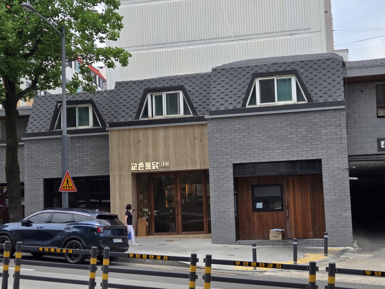 경북 구미시 송정동 ‘올림피아토토 1호점’ 매장 모습(왼쪽)과 1호점 주변에 조성된 올림피아토토1991로 레드존 모습 구미=정석준 기자
