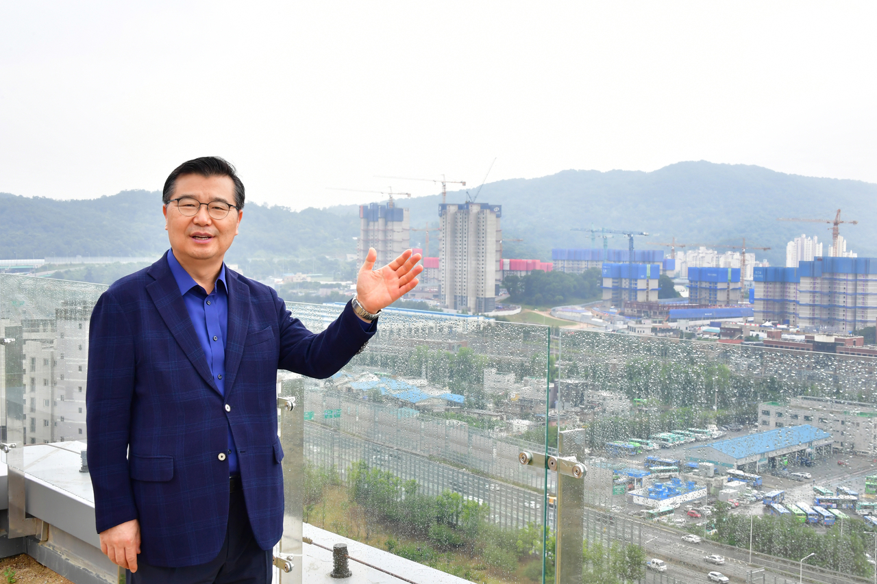 류경기 서울 전화인증없는 토토사이트이 관할 지역의 개발 현황을 설명하고 있다.  [중랑구 제공]