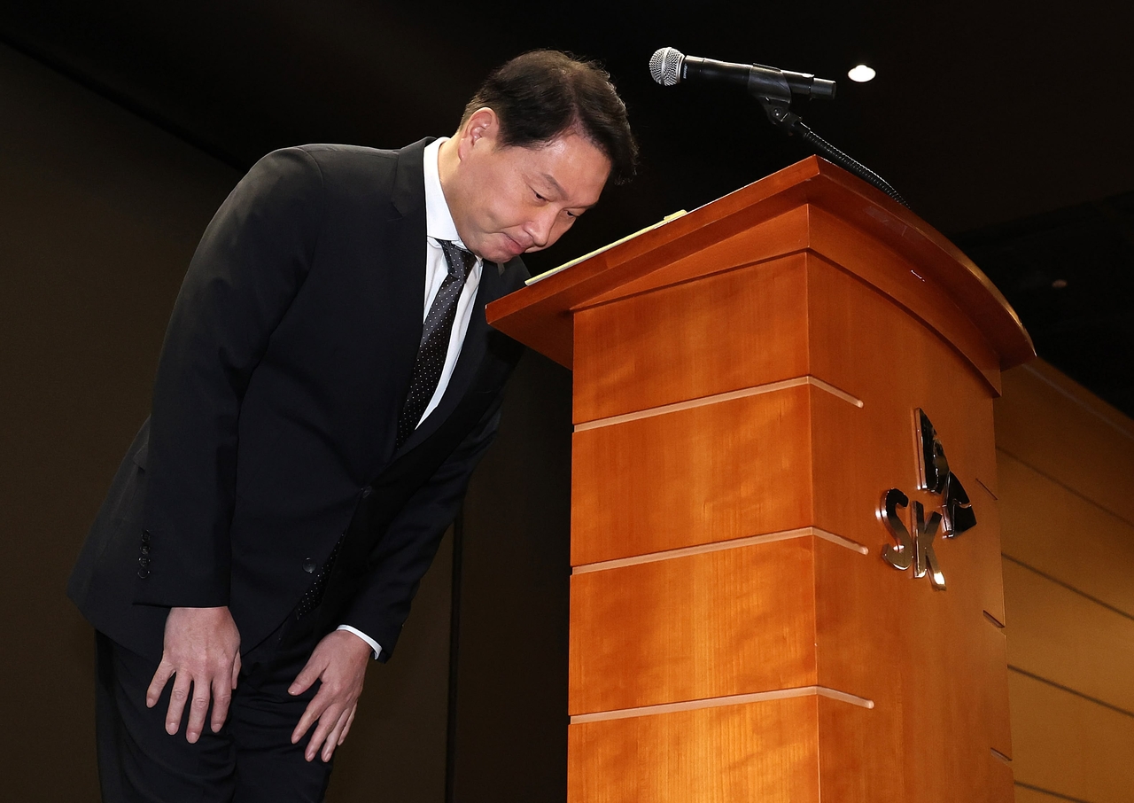 SK Group Chairman Chey Tae-won bows in apology during a public address in Seoul on May 7 following a major hacking incident at SK Telecom. (Newsis)