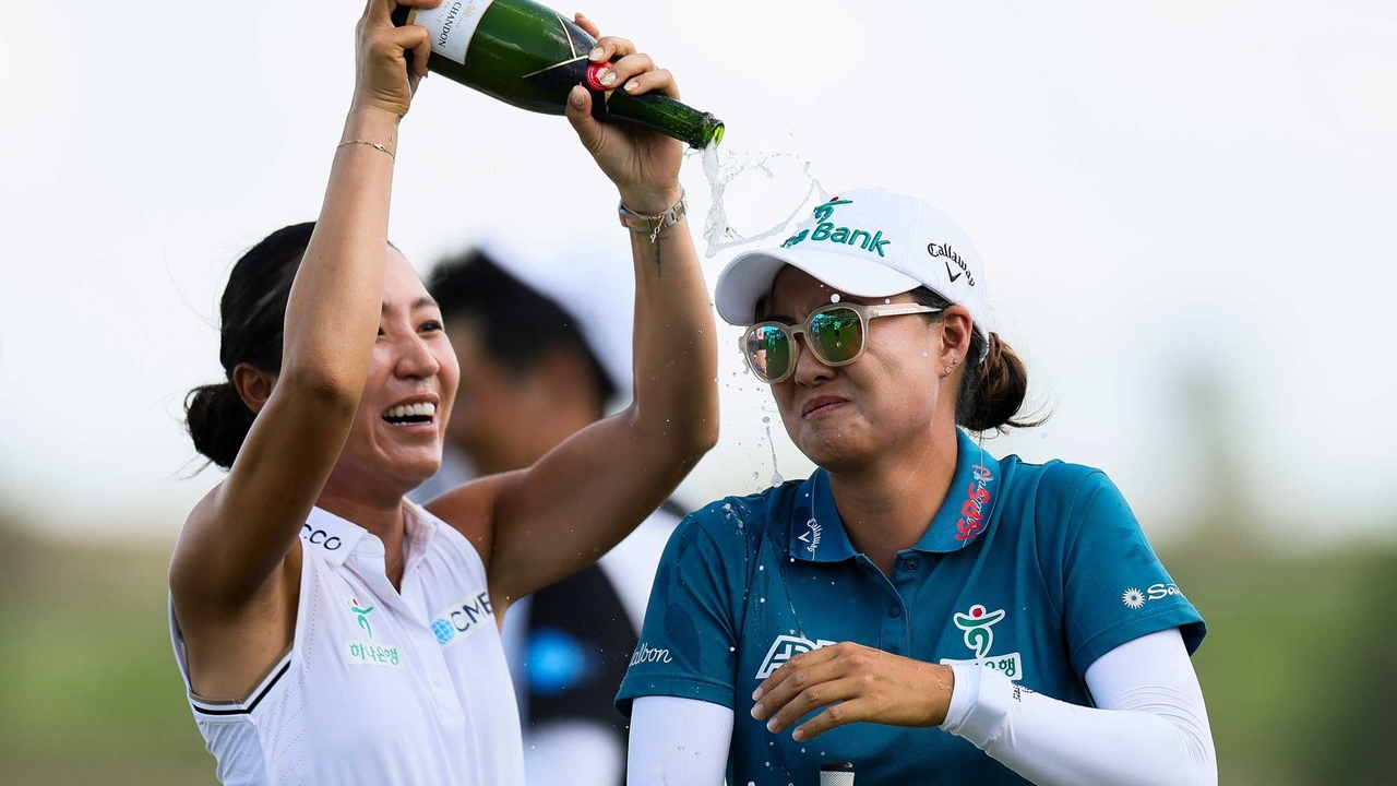 메이저 우승으로 토토사이트 토실장을 6위로 끌어올린 이민지(오른쪽). [사지LPGA]