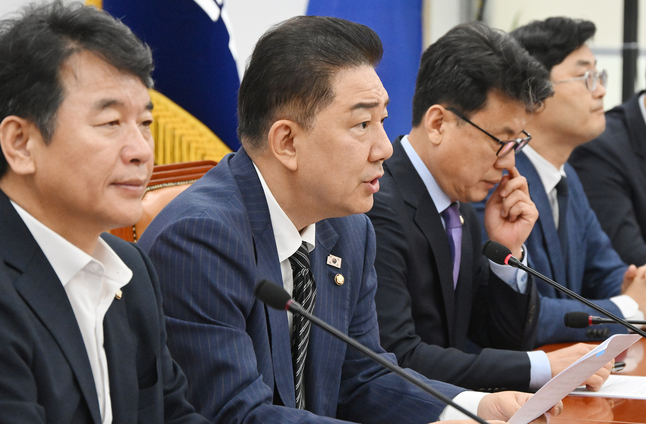 김병기 더불어토토사이트 통장 묶는법 대표 직무대행 겸 원내대표가 24일 오전 서울 여의도 국회에서 열린 원내대책회의에 참석해 모두발언하고 있다. 이상섭 기자