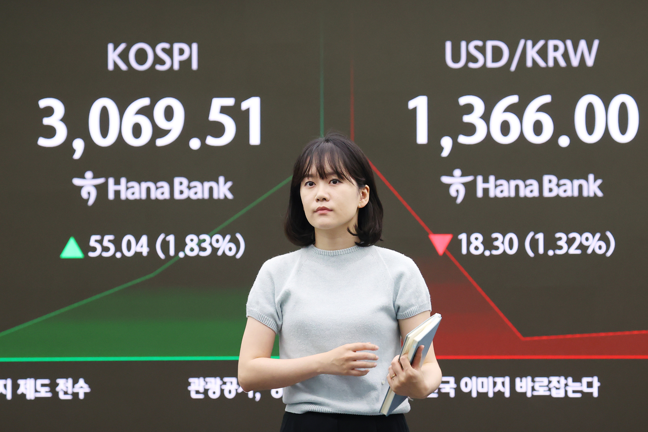 An electronic board showing the Korea Composite Stock Price Index at a dealing room of the Hana Bank headquarters in Seoul on Tuesday. (Yonhap)