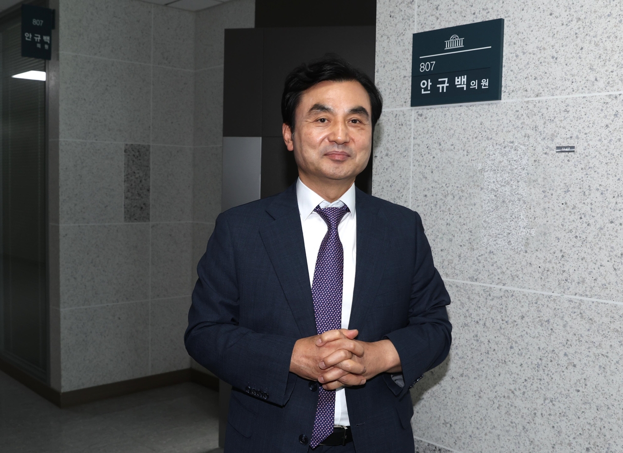 퍼스타 토토부 장관 후보자로 지명된 안규백 더불어민주당 의원이 23일 오후 서울 여의도 국회 의원회관에서 의원실을 나서고 있다. [이상섭 기자]