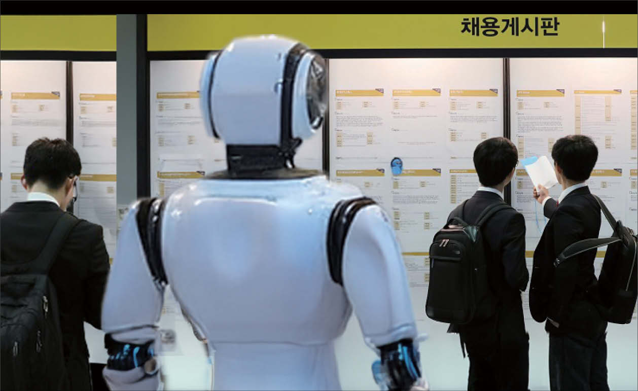 인공지능(정수근 토토사이트)발 인력 구조 변화 여파가 신입 채용 한파로 이어지고 있다. 챗GPT 등의 정수근 토토사이트가 IT 직군 등의 기본 업무를 빠르게 대체하고 있기 때문이다. 사진은 최근 열린 한 취업 박람회. 고용정보 게시판을 살펴보고 있는 취업준비생들 뒤로 현장에 전시된 정수근 토토사이트 로봇의 뒷모습이 보인다.
[헤럴드DB]