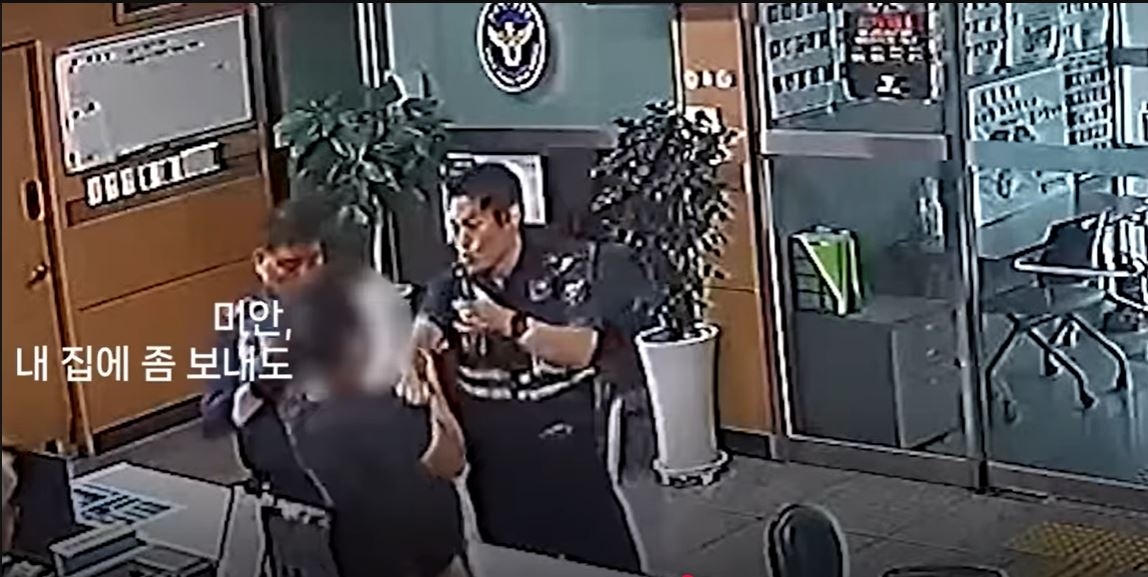 This screen capture of a video posted on the National Police Agency's official YouTube channel shows a drunk man struggling with officers at a police substation after he was found to be wanted for not paying a fine imposed for public indecency. (NPA's official YouTube channel)