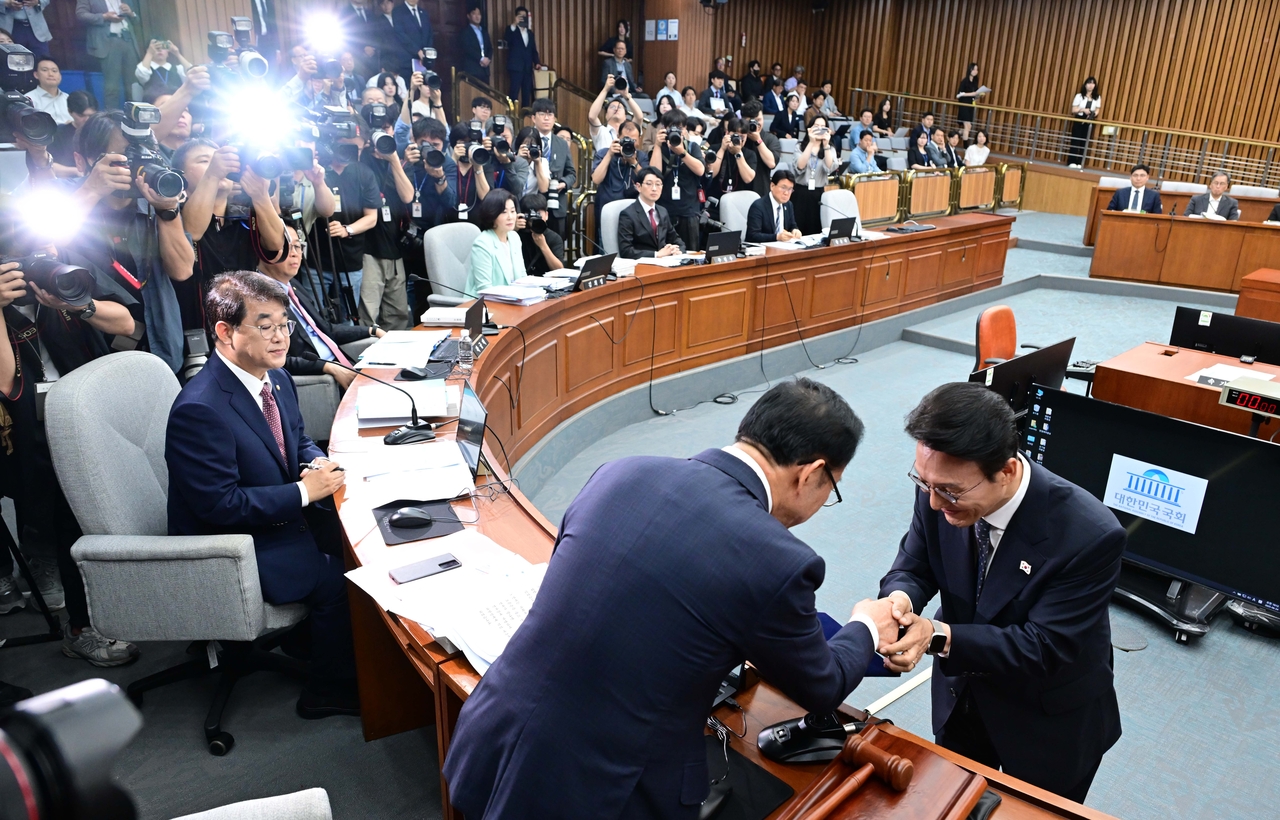 김민석 국무총리 후보자가 24일 오전 서울 여의도 국회에서 열린 인사청문회에 출석해 선서를 마치고 선서문을 이종배 인사청문특별위원회 위원장에게 전달하고 있다. hulk 토토사이트 기자