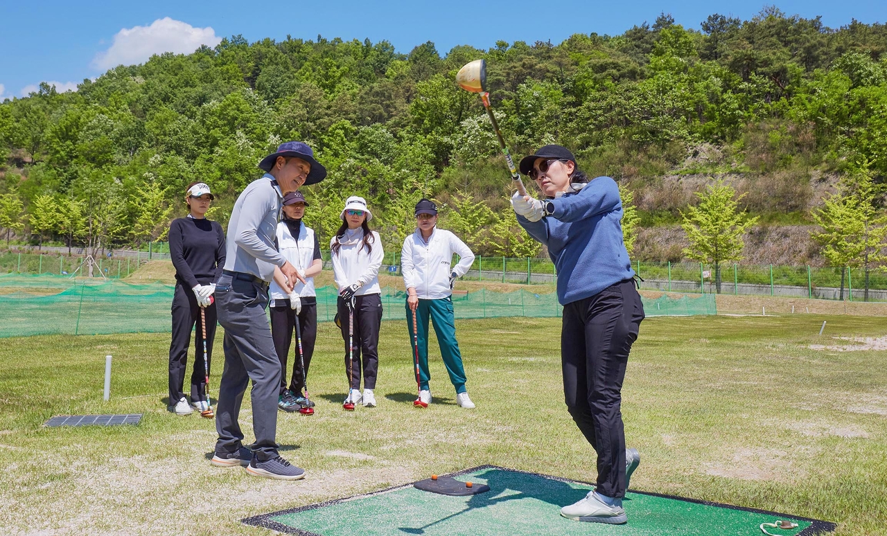 영진전문대 파크골프경영과 실습 수업 모습.[영진전문대 제공]