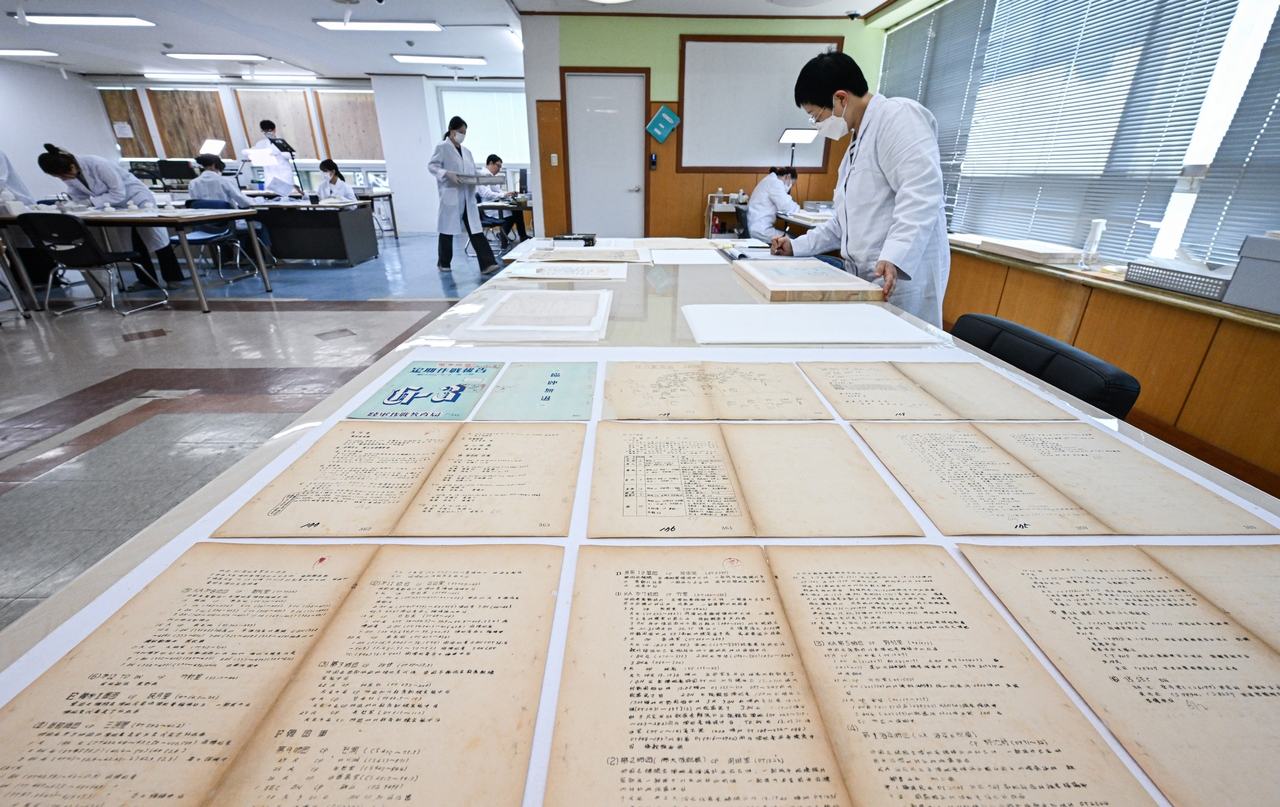 육군은 6.25전쟁 75주년을 맞아 충남 계룡대 토토사이트 토토사이트가입 안시켜줌에서 ‘중요 역사기록물 복원사업’ 현장을 공개했다. 복원 관계관이 복원 완료된 기록물 검수를 하고 있다. [육군 제공]