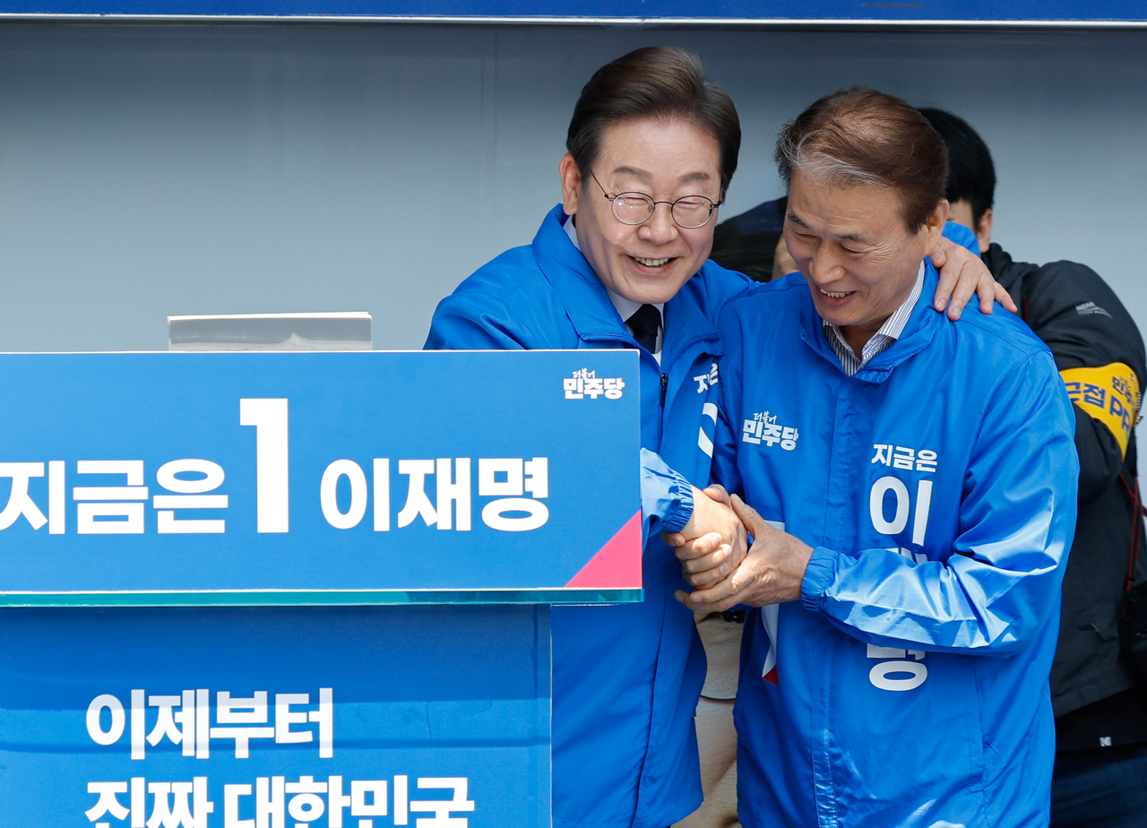 권오을 국가보훈부 장관 후보자가 지난 대선 당시 경북 구미역 광장에서 가진 선거운동 과정에서 이재명 더불어민주당 후보와 인사를 나누고 있다. [연합]