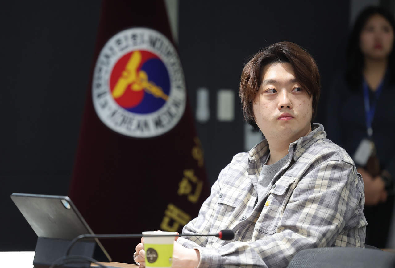 지난 4월 23일 서울 용산구 대한의사협회 회관에서 열린 의료법상 의료인에 대한 업무개시명령과 관련한 의료정책포럼에서  박단 의협 부회장 겸 대한멤버십토토협의회 비상대책위원장이 참석해 발표를 듣고 있다. [연합]