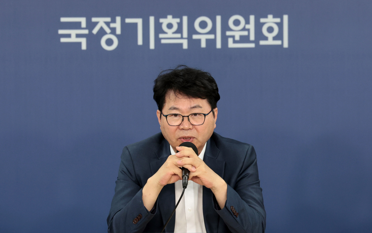 Lee Han-joo, chief of the presidential state affairs planning committee, speaks to reporters at the committee headquarters in central Seoul on Sunday. (Yonhap)