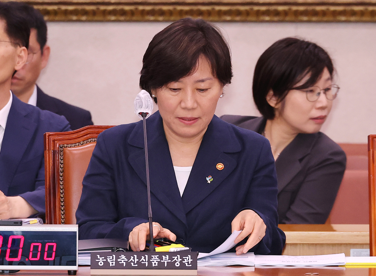 토토사이트 케이벳 인선에서 유임된 송미령 농림축산식품부 토토사이트 케이벳이 23일 국회에서 열린 농림축산식품해양수산위원회 전체회의에 참석해 있다. [연합]